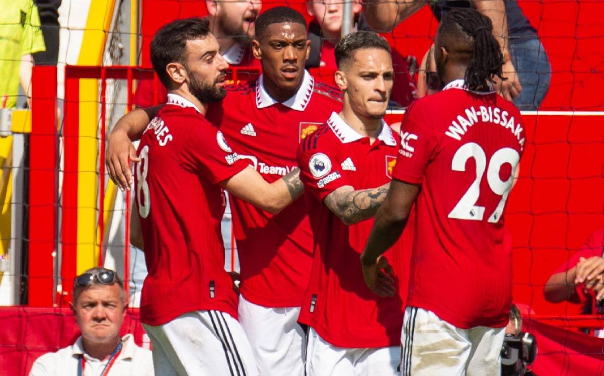 Jugadores de Manchester United celebran un gol ante Wolves en la Premier League